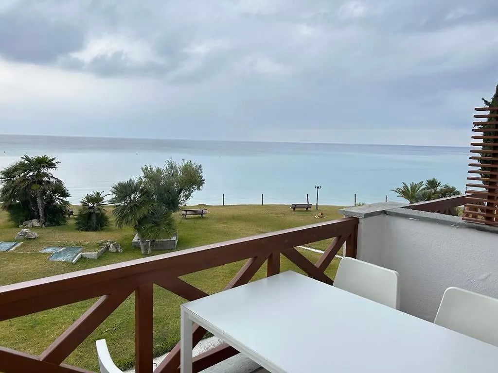 Seafront Family Apartment-Pontus Skala Fourkas Apartment